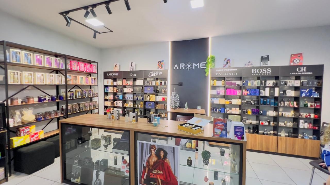 Prateleiras de perfumes importados